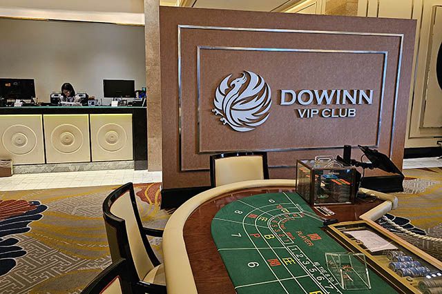 ▲22일 필리핀 마닐라 소재 글로벌 카지노리조트로 알려진 솔레이어의 두윈그룹 정킷방 테이블이 폐쇄된 가운데 창구를 지키는 필리핀 현지 여직원이 보이고 있다. 이날 두윈 정킹방에는 중국인 6명과 한국인 서너 명이 오는 24일 재개장 여부에 관심을 갖고 있다. ⓒ프레시안