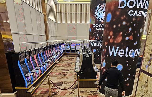 ▲지난 3월 개장한 필리핀 마닐라 소재 헤리티지 카지노 1층에 설치된 슬롯머신은 온라인 송출장치가 되어 있다. 당초 강원랜드 슬롯머신 30대를 설치하기로 했으나 호주산 슬롯머신이 설치되어 있는 것으로 확인되고 있다. ⓒ프레시안