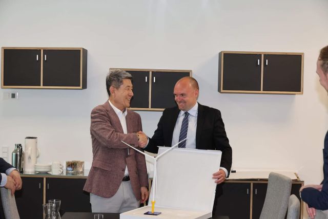 ▲이강덕 포항시장이 지난 덴마크 코펜하겐 'Vestas' 사무실을 방문하고 있다. ⓒ포항시 제공