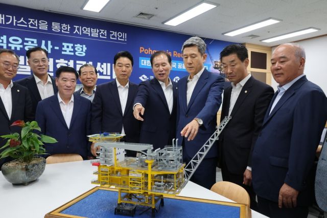 ▲이강덕 포항시장(오른쪽 세번째)과 김동섭 한국석유공사 사장(왼쪽 네번째)이 지난 5일 경상북도 포항시청 의회동에서 열린 한국석유공사 상호발전협력센터 개소식에서 시추선 모형을 설펴보고 있다.ⓒ포항시 제공