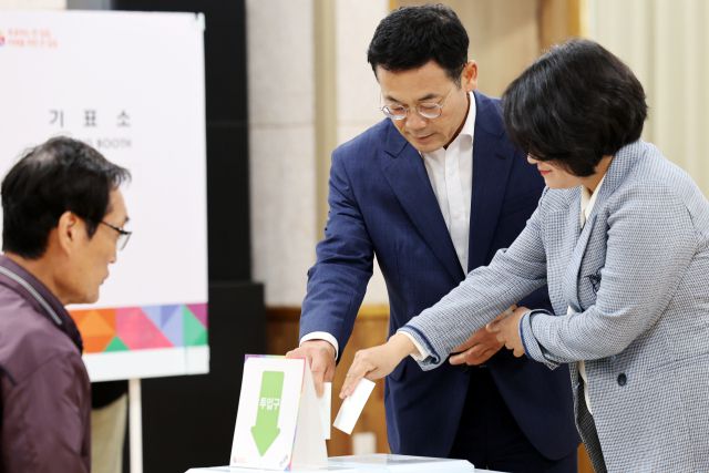 ▲2024 하반기 재·보궐선거 사전투표 첫날인 11일 오전 전남 영광군청소년문화센터에 마련된 사전투표소에서 진보당 이석하 영광군수 재선거 후보가 사전투표하고 있다. 2024.10.11ⓒ연합뉴스