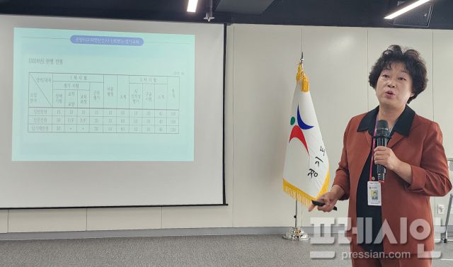 ▲이현숙 교원인사과장이 경기도교육청 출입기자단을 대상으로 ‘2025년 교육전문직원 선발 전형’에 대해 설명하고 있다. ⓒ프레시안(전승표)