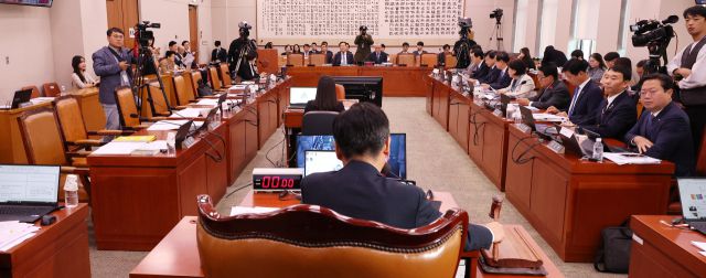 ▲8일 오후 국회에서 속개된 국회 법제사법위원회 전체회의에서 김건희 여사 특검법 등 법안 34건이 야권 주도로 의결되고 있다. ⓒ연합뉴스