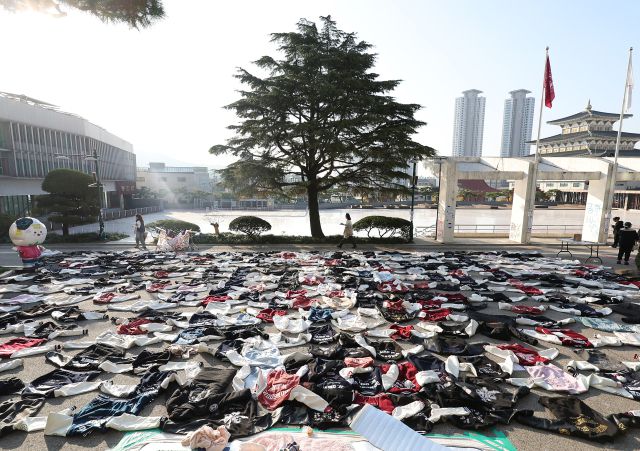 ▲동덕여자대학교의 남녀공학 전환 추진 논의에 반발한 학생들이 벗어둔 과잠이 12일 오전 서울 성북구 동덕여대 본관 앞에 놓여 있다. 학교 측은 남녀공학 전환에 대해 확정된 사안이 아니라는 입장을 밝혔다. ⓒ연합뉴스
