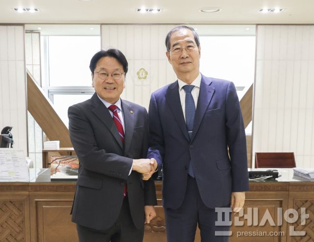 ▲강기정 광주광역시장이 21일 오후 정부 세종청사에서 한덕수 국무총리와 만나 민·군공항 통합이전을 위해 범정부협의체 재개를 요청했다.2024.11.21ⓒ광주광역시