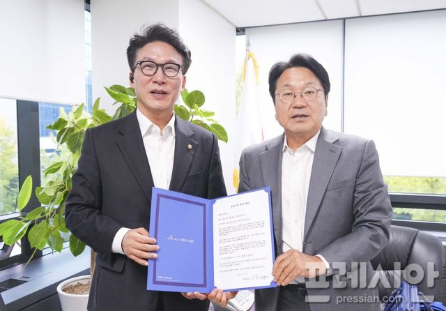 ▲강기정 광주광역시장이 29일 서울 국회에서 이재명 더불어민주당 대표에게 당 차원의 특위를 구성, 민·군공항 통합이전에 나서줄 것을 요청하는 친서를 김민석 최고위원에게 전달했다.2024.10.29ⓒ광주광역시