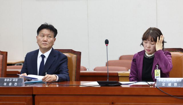 ▲윤석열 대통령, 김용현 전 국방부 장관의 모교인 충암고등학교의 이윤찬 교장(왼쪽)과 오세현 충암고 학부모회 회장이 9일 국회 교육위원회 전체회의에 참석해 있다. ⓒ연합뉴스