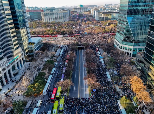 ▲14일 오후 서울 영등포구 여의도 국회 일대에 열린 윤석열 대통령 탄핵 촉구 집회에 참석하기 위해 시민들이 국회 쪽으로 이동하고 있다. ⓒ연합뉴스