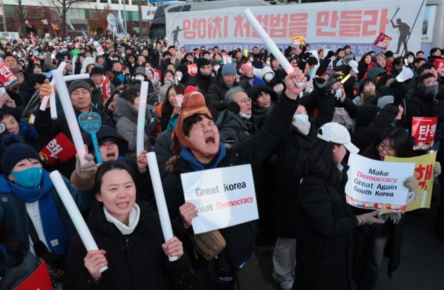 ▲윤석열 대통령 탄핵소추안이 가결된 14일 서울 여의도 국회 앞에서 열린 촛불집회에 참석한 시민들이 탄핵이 가결되자 환호하고 있다. ⓒ연합뉴스