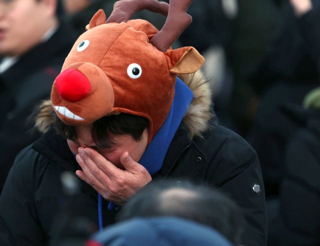 ▲윤석열 대통령 탄핵소추안이 가결된 14일 서울 여의도 국회 앞에서 열린 집회에 참석한 한 시민이 눈물을 흘리고 있다. ⓒ연합뉴스