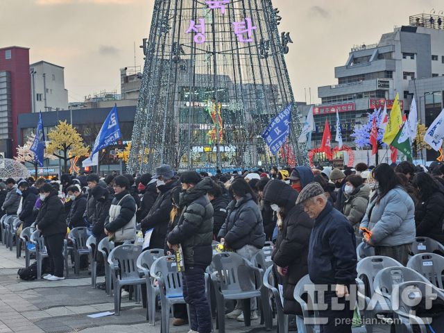 ▲28일 오후5시18분에 전남도청을 향해 묵념하고 있는 시민들.2024.12.28ⓒ프레시안(김보현)