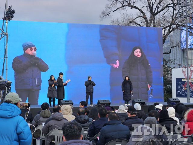 ▲28일 5·18민주광장에 설치된 무대에서 발언하고 있는 시민들.2024.12.28ⓒ프레시안(김보현)