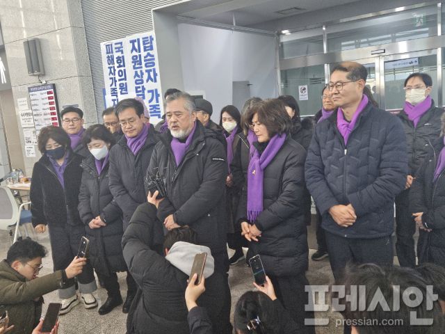 ▲제주항공 참사 유가족대표단과 면담을 마친 이정민 10·26이태원참사유가족협의회 운영위원장이 기자들을 향해 기사 댓글창을 잠시 막아줄것을 요청하고 있다.2025.01.03 ⓒ프레시안(김보현)