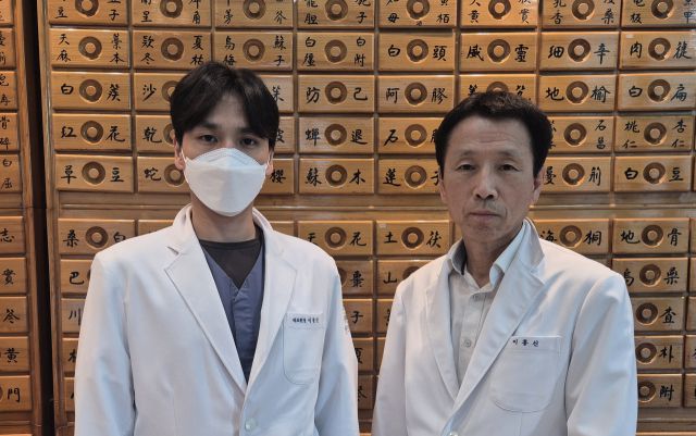 ▲생생한의원 이홍신 원장(오른쪽)과 그의 아들로 생생한의원 원장인 광진씨(왼쪽)ⓒ