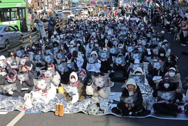 ▲동덕여대 재학생연합이 9일 서울 종로구 북인사마당에서 열린 동덕여대 재단 규탄 집회에서 구호를 외치고 있다. 재학생연합은 이날 지난해 남녀공학 전환에 반발한 학생들의 시위 당시 학교 건물 훼손에 대한 학교 측의 고소 취하 등을 요구했다. ⓒ연합뉴스
