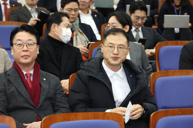 ▲국민의힘 김상욱 의원(오른쪽)이 지난달 16일 국회에서 열린 비상의원총회에 참석해 자리하고 있다. ⓒ연합뉴스