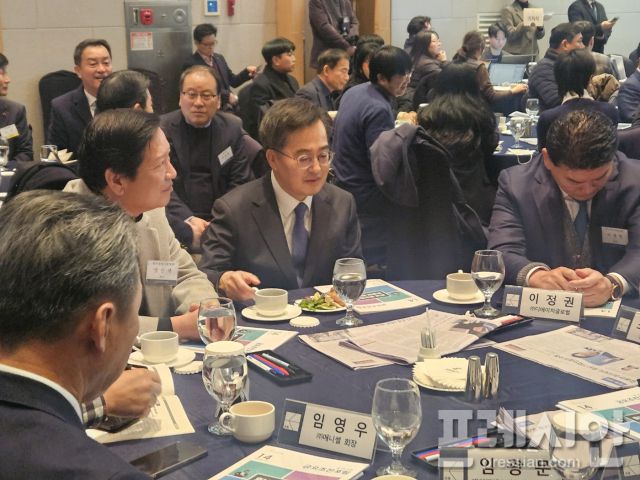 ▲14일 광주 홀리데이인 호텔 컨벤션홀에서 열린 조찬포럼에서 김동연 경기지사가 경제인들의 의견을 청취하고 있다.2025.02.14ⓒ프레시안(김보현)