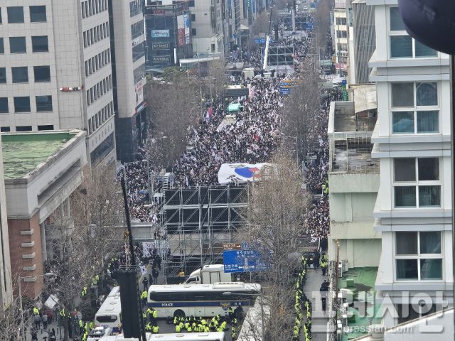 ▲2만여명의 인파가 몰린 광주 동구 금남로 집회 현장.2025.02.15ⓒ프레시안(김보현)