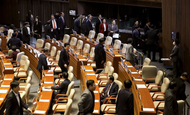 ▲14일 국회 본회의에서 국민의힘 의원들이 헌법재판소 재판관 마은혁 임명 촉구 결의안 상정에 항의하며 퇴장하고 있다. ⓒ연합뉴스