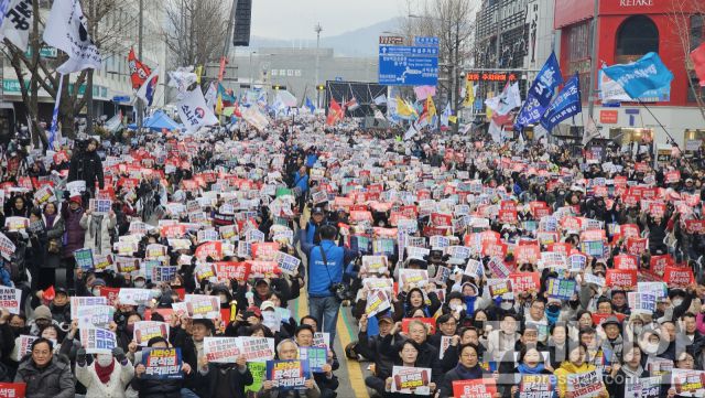 ▲15일 광주시민총궐기대회에 모인 시민들이 손팻말을 들고 구호를 외치고 있다.2025.02.15ⓒ프레시안(백순선)