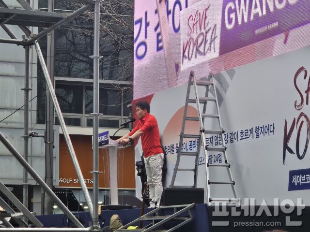 ▲15일 광주에서 열린 보수 개신교 단체 세이브코리아의 국가비상기도회 연단에 선 전한길 한국사 강사.2025.02.15ⓒ프레시안(김보현)