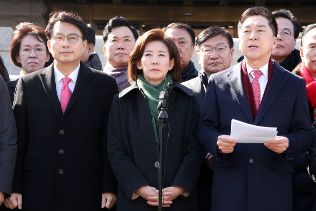 ▲ 2월 17일 서울 종로구 헌법재판소 앞에서 국민의힘 윤상현, 나경원, 김기현 의원을 비롯한 여당 의원들이 윤석열 대통령 최소한 방어권 보장 촉구 및 불공정성 규탄과 관련해 헌법재판소 사무처장을 면담했다. ⓒ연합뉴스