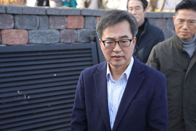 ▲김동연 경기도지사가 13일 오후 경기도 포천시 이동면 노곡리 공군 전투기 오폭 사고 현장에서 파손된 민가를 살펴보고 있다. ⓒ연합뉴스