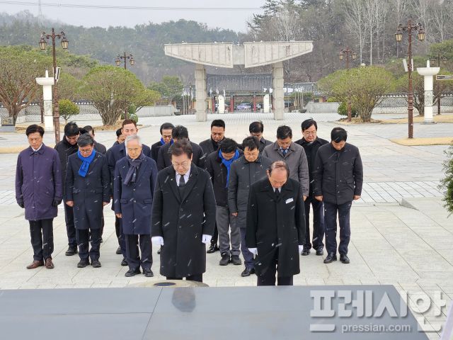 ▲18일 광주 북구 5·18민주묘지 추모탑 앞에서 분향을 마친 이재명 더불어민주당 당대표가 민주당 관계자들과 묵념하고 있다.2025.03.18ⓒ프레시안(김보현)