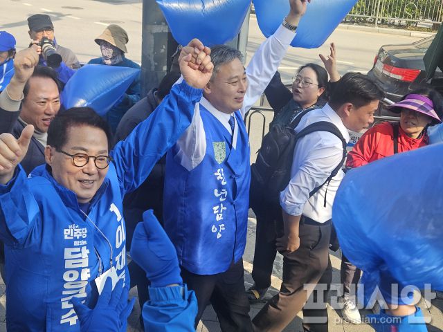 ▲22일 담양 중앙공원에서 박지원 더불어민주당 국회의원(전남 해남·완도·진도)이 이재종 더불어민주당 담양군수 후보 지지를 호소하고 있다.2025.03.22ⓒ프레시안(김보현)