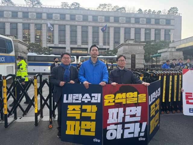 ▲민주당 박희승 의원(사진의 맨 왼쪽)과 이정헌 의원(가운데), 박범계 의원 등이 윤석열 파면을 촉구하고 있다. ⓒ박희승 의원 페이스북