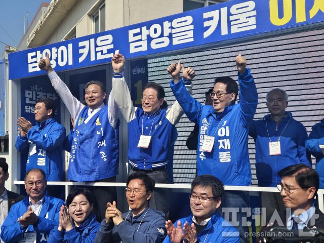 ▲22일 전남 담양군 담양읍 담양중앙공원 인근에서 열린 이재종 더불어민주당 담양군수 후보 지원 유세 현장에서 민주당 지도부와 후보가 만세를 하며 지지를 호소하고 있다.2025.03.22ⓒ프레시안(김보현)