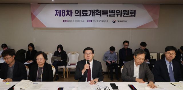 ▲노연홍 의료개혁특별위원회 위원장이 3월 19일 서울 종로구 정부서울청사 광화문홀에서 열린 제8차 의료개혁특별위원회에서 발언하고 있다. ⓒ연합뉴스