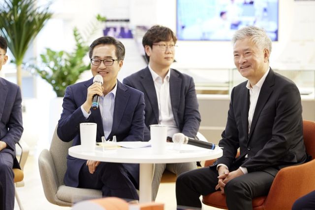 ▲김동연 경기도지사가 이트너스 임각균 대표 및 소속 직원들과 타운홀미팅을 하고 있다. ⓒ경기도