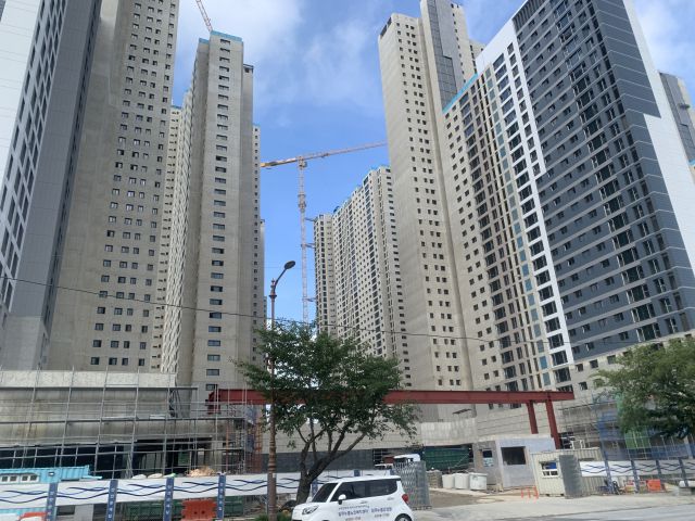 ▲올 2월말 현재 익산시 인구는 26만7300명으로 연초 2030세대의 향(向)수도권 현상으로 2개월 연속 감소세를 보였지만 올 3월부터 증가로 전환될 것이란 관측이 나온다. 사진은 익산시 신축 아파트 모습 ⓒ프레시안