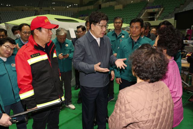 ▲국민의힘 권성동 원내대표가 27일 오후 경북 안동시 안동체육관에 마련된 산불대피소를 찾아 이재민들을 위로하고 있다. ⓒ연합뉴스