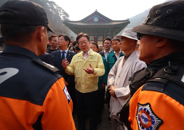 ▲더불어민주당 이재명 대표가 27일 이번 산불로 소실된 경북 의성군 단촌면 고운사를 방문해 소방대원들을 격려하고 있다. ⓒ연합뉴스