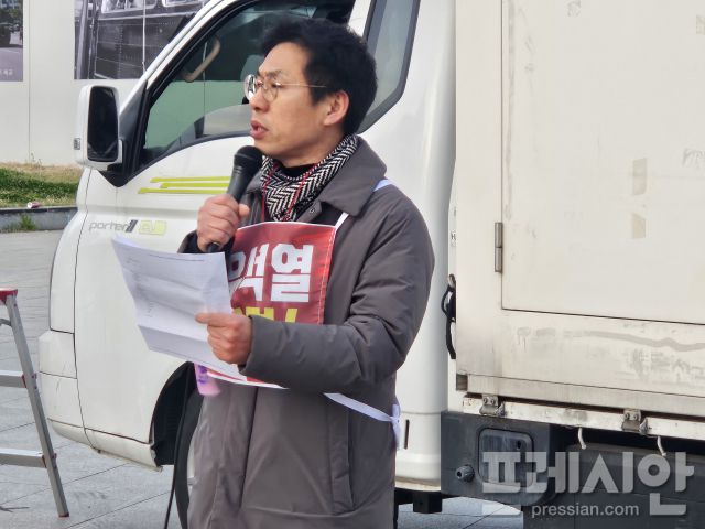 ▲29일 민주노총 관계자가 정리 연설을 하고 있다.2025.03.29ⓒ프레시안(김보현)