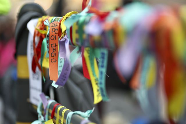 ▲ 4월 2일 서울 안국역 인근에 윤석열 대통령 파면을 촉구하는 리본이 달려 있다. ⓒ연합뉴스