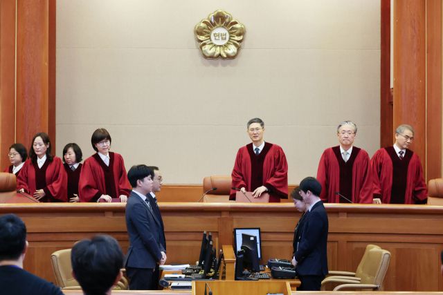 ▲한덕수 국무총리의 탄핵심판 선고 날인 2월 24일 서울 종로구 헌법재판소 심판정에 문형배 헌법재판소장 권한대행을 비롯한 재판관들이 입장하고 있다. 헌재는 이날 한 총리에 대한 국회의 탄핵소추를 기각했다. ⓒ연합뉴스