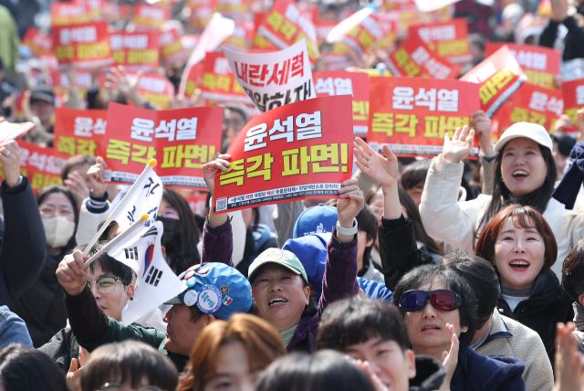 ▲윤석열 대통령 탄핵심판 선고일인 4일 서울 용산구 한남동 대통령 관저 인근에서 탄핵 촉구 집회가 열리고 있다. ⓒ연합뉴스