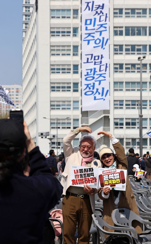▲4일 헌법재판소의 탄핵 선고 후 즐거워하는 광주 시민들 뒤로 전일빌딩245 외벽에 걸린 '광주가 왔다 파면이 온다'현수막이 '지켰다 민주주의! 고맙다 광주정신!'으로 바꿔 걸려 있다.2025.04.04ⓒ연합뉴스