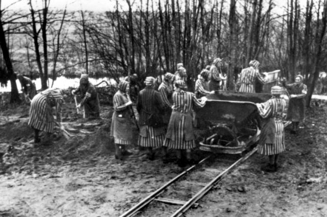 ▲ 베를린 북쪽 라벤스브뤼크 수용소의 여성 수감자들. 12만 명에 이르렀던 여성 수감자들 가운데 일부는 나치 ‘위안소’로 끌려가 ‘성 노예’로 일했다. ⓒGerman Federal Archive