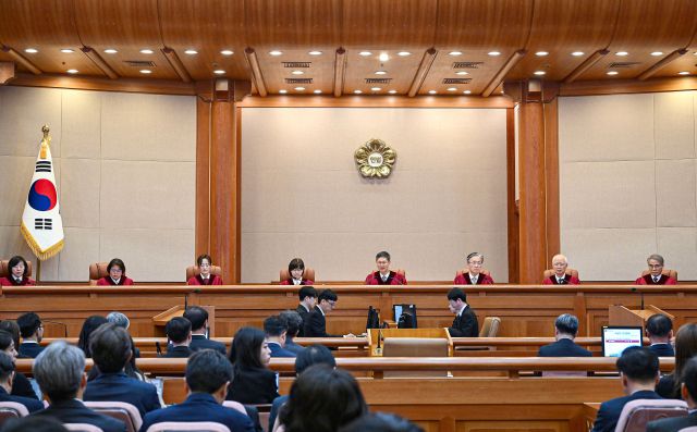 ▲문형배 헌법재판소장 권한대행을 비롯한 헌법재판관들이 4일 서울 종로구 헌법재판소 대심판정에서 열린 윤석열 대통령 탄핵심판 선고를 위해 자리에 착석해 있다. 왼쪽부터 정계선, 김복형, 정정미, 이미선, 문형배, 김형두, 정형식, 조한창 헌재 재판관. ⓒ연합뉴스