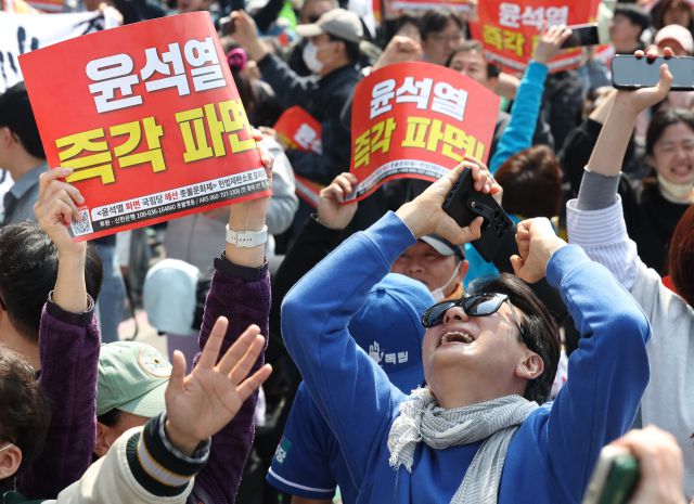 ▲헌법재판소가 윤석열 전 대통령 탄핵 사건에 대해 인용을 선고한 4일 서울 용산구 한남동 관저 인근에서 탄핵에 찬성한 시민들이 환호하고 있다. ⓒ연합뉴스