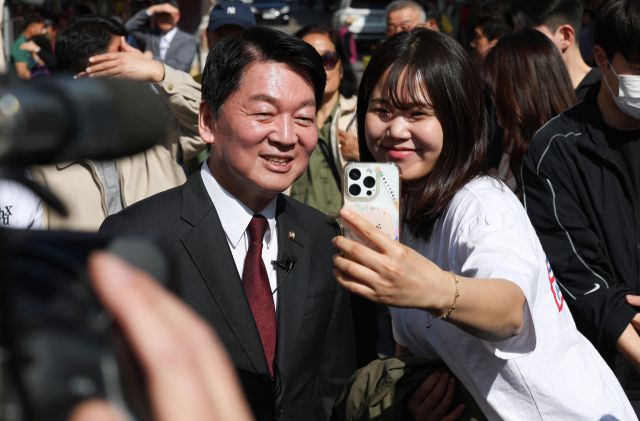 ▲국민의힘 안철수 의원이 11일 대구 중구 서문시장을 찾아 시민과 사진을 찍고 있다. ⓒ연합뉴스