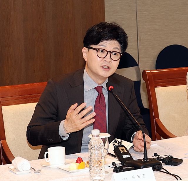 ▲국민의힘 한동훈 전 대표가 11일 울산시 동구 호텔현대 바이 라한 울산에서 개최한 HD현대중공업·조선업 협력사 간담회에서 발언하고 있다. ⓒ연합뉴스