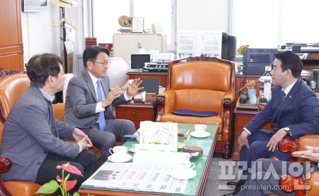 ▲강기정 광주시장은 17일 국회를 찾아 박정 예결위원장을 면담하고 광주 Ai예산 관련 설명을 하고 있다.ⓒ광주광역시