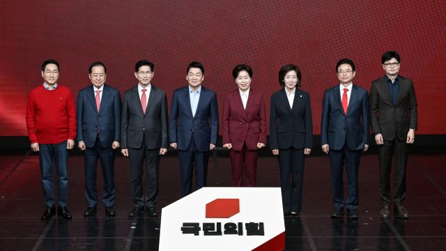 ▲18일 서울 강서구 ASSA아트홀에서 열린 '제21대 대통령후보자 국민의힘 1차 경선 후보자 비전대회' 에 참석한 후보들이 기념촬영 하고 있다. 왼쪽부터 유정복, 홍준표, 김문수, 안철수, 양향자, 나경원, 이철우, 한동훈 후보. ⓒ연합뉴스