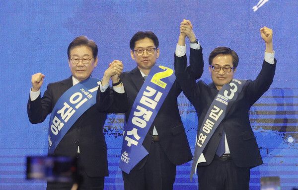 ▲이재명(맨 왼쪽), 김경수(가운데), 김동연 더불어민주당 대선 경선 후보들이 20일 울산시 울주군 울산전시컨벤션센터에서 열린 '제21 대통령선거 후보자 선출을 위한 영남권 합동연설회'에서 인사하고 있다. ⓒ연합뉴스