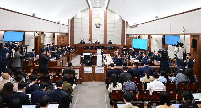 ▲ 4월 21일 서울 서초구 서울중앙지법에서 열린 내란 우두머리 혐의 형사재판 2차 공판 모습. ⓒ연합뉴스